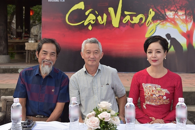 “Khi tôi cầm kịch bản Cậu Vàng, tôi thấy diễn biến tâm lý và mối quan hệ của Lão Hạc trong phiên bản này đa chiều hơn, tương tác mạnh hơn với các nhân vật khác để tạo hiệu ứng. Nói thật, tôi chỉ biết làm hết sức mình để có thể khắc hoạ một Lão Hạc đểu khán giả thấy đây là một đại diện cho tầng lớp nông dân. Ngoài ra, điều tôi rất thích trong kịch bản này là những nhân vật đều không bị bi kịch hoá, họ biết phản kháng để đấu tranh giành cuộc sống tươi đẹp” – nghệ sĩ Viết Liên nói.