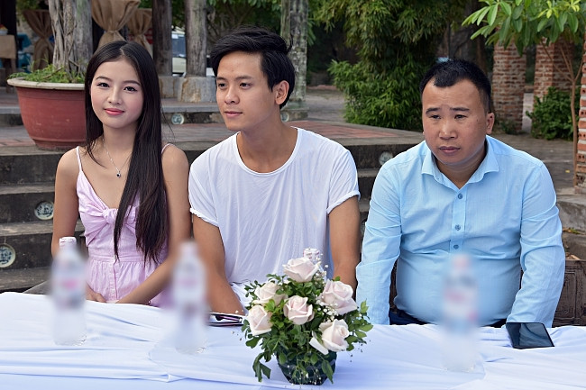 Bên cạnh đó, đoàn phim còn giới thiệu NSUT Hữu Châu vào vai Bá Kiến, diễn viên Chiến Thắng vai thầy Hoàng (thầy bói), Khánh Huyền vai bà Hai vợ Bá Kiến,…