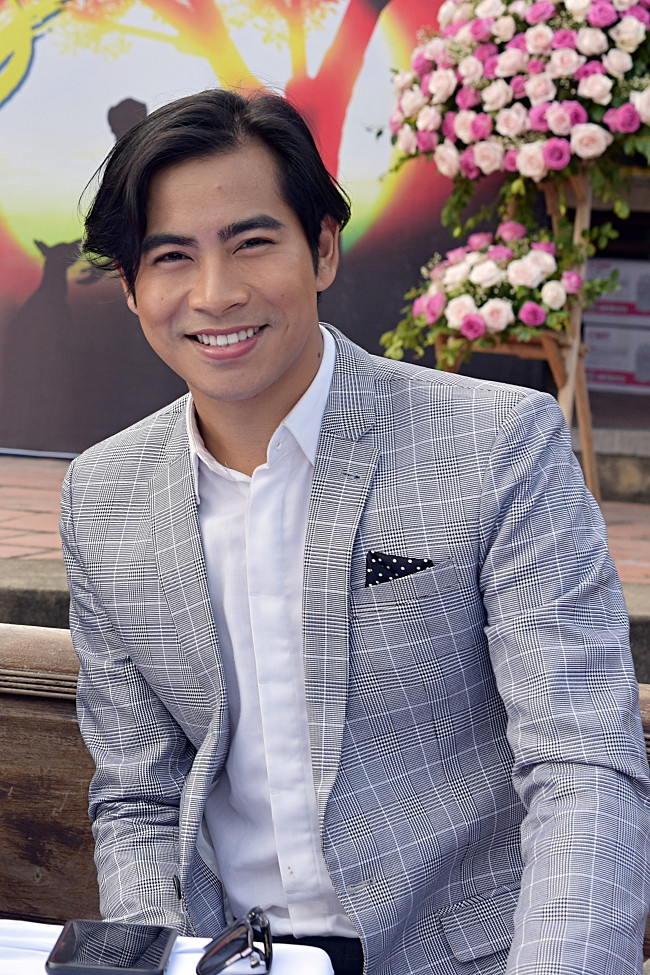 Thanh Bình trang bị hẳn kĩ năng đàn ca để phục vụ cho vai diễn Lê Văn - người tình của bà Ba Băng Di.