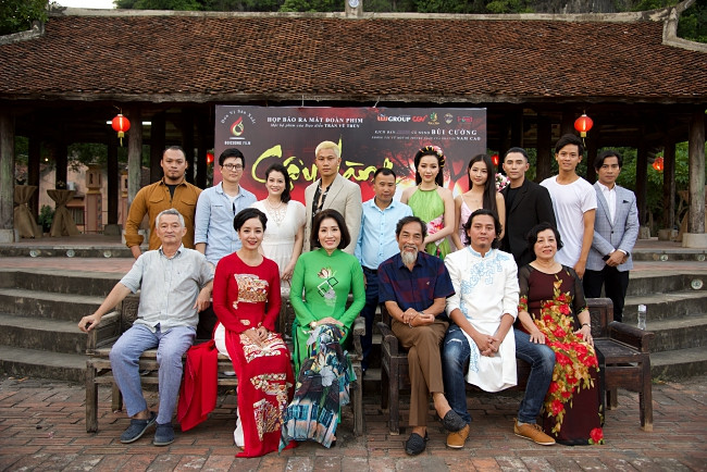 NSX cũng giới thiệu đến khán giả về dàn diễn viên chính thức phim Cậu Vàng gồm: NSƯT Hữu Châu, NSƯT Chiều Xuân, NS Viết Liên, NS Thanh Hoa, Chiến Thắng, Thanh Bình, Phương Nam, Trần Lê Nam, Khánh Huyền. Ngoài ra, Cậu Vàng cũng sở hữu dàn diễn viên trẻ thu hút như: Băng Di, Will, Bích Ngọc, Trần Doãn Hoàng, Phương Nam để chiều lòng khán giả trẻ. Đặc biêt, phần kỹ thuật được đảm nhiệm bởi đạo diễn hình ảnh Phi Tiến Sơn và Thành Toại.