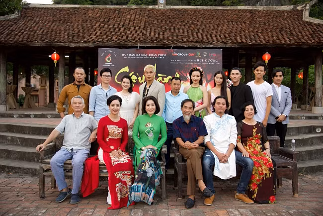 NSX cũng giới thiệu đến khán giả về dàn diễn viên chính thức phim Cậu Vàng gồm: NSƯT Hữu Châu, NSƯT Chiều Xuân, NS Viết Liên, NS Thanh Hoa, Chiến Thắng, Thanh Bình, Phương Nam, Trần Lê Nam, Khánh Huyền. Ngoài ra, Cậu Vàng cũng sở hữu dàn diễn viên trẻ thu hút như: Băng Di, Will, Bích Ngọc, Trần Doãn Hoàng, Phương Nam để chiều lòng khán giả trẻ. Đặc biêt, phần kỹ thuật được đảm nhiệm bởi đạo diễn hình ảnh Phi Tiến Sơn và Thành Toại.