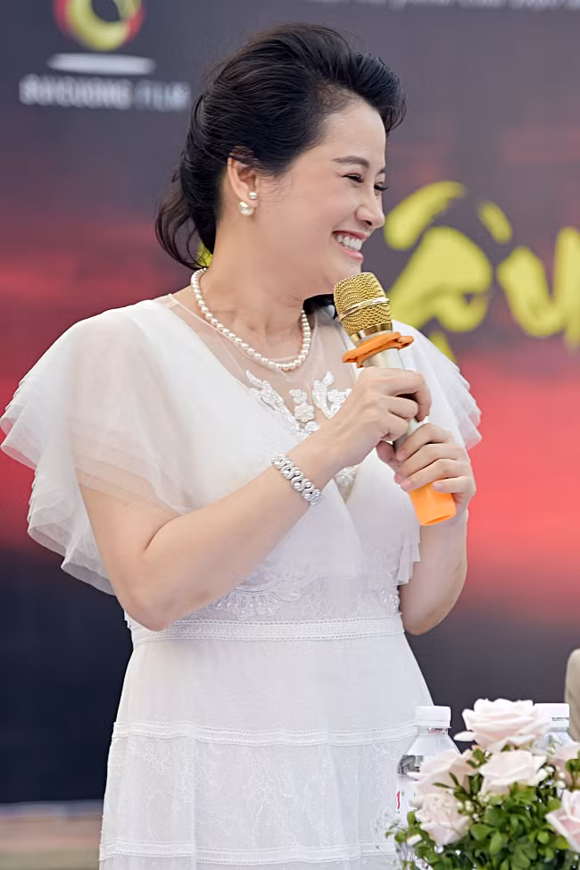 Bên cạnh nội dung hấp dẫn, Cậu Vàng cũng là dự án điện ảnh gây ấn tượng khi trang bị dàn diễn viên với các tên tuổi gạo cội như: NSƯT Hữu Châu, NSƯT Chiều Xuân, NS Viết Liên, NS Thanh Hoa, Chiến Thắng, Khánh Huyền. Điều này đảm bảo chất lượng phim mang đến khán giả, cũng như tạo ra dàn khung chắc chắn cho tuyến truyện.