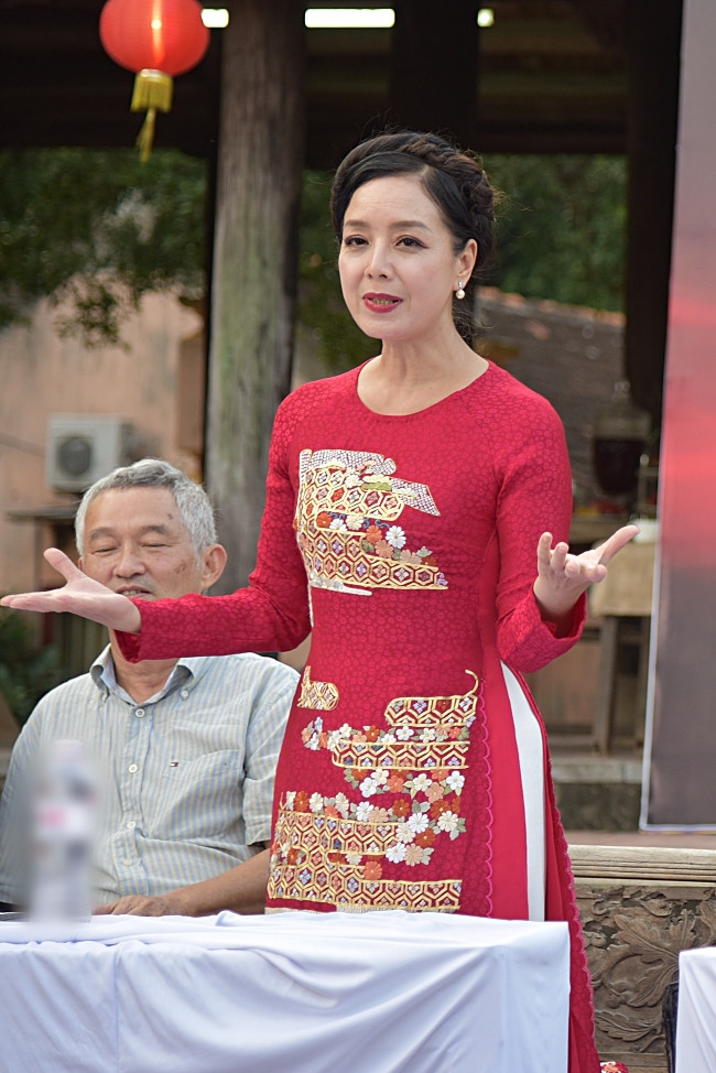 NSƯT Chiều Xuân cho hay: “Trước khi nhận kịch bản, tôi còn hoài nghi vì sợ phim sẽ làm theo mô típ quen thuộc, đưa hình mẫu từ truyện vào phim. Nhưng khi cầm kịch bản, tôi hoàn toàn bị thuyết phục. Tôi tin Cậu Vàng sẽ là phim nghệ thuật ăn khách”.