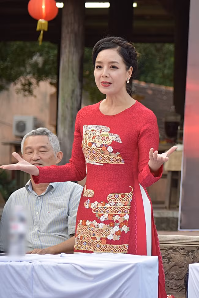 NSƯT Chiều Xuân cho hay: “Trước khi nhận kịch bản, tôi còn hoài nghi vì sợ phim sẽ làm theo mô típ quen thuộc, đưa hình mẫu từ truyện vào phim. Nhưng khi cầm kịch bản, tôi hoàn toàn bị thuyết phục. Tôi tin Cậu Vàng sẽ là phim nghệ thuật ăn khách”.