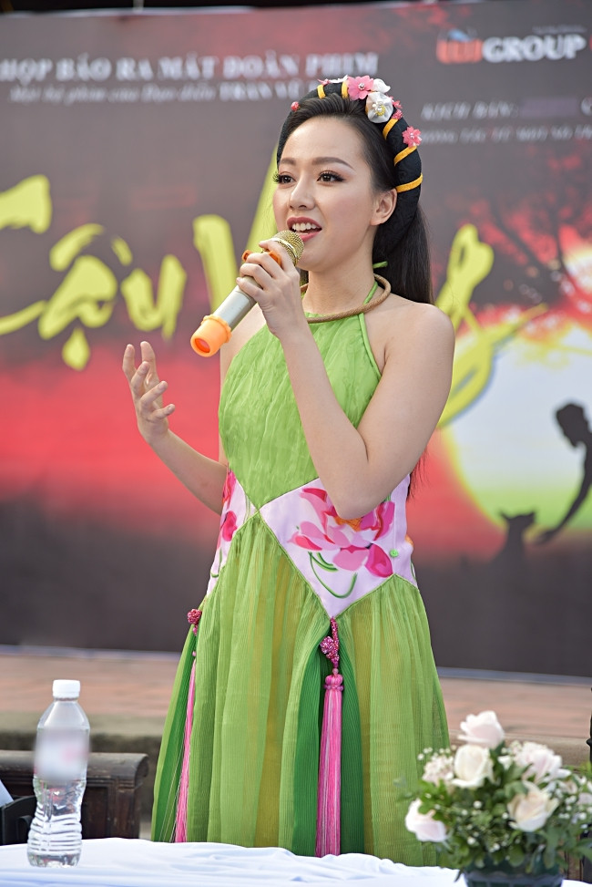 Băng Di còn nói mình đã gặp rất nhiều áp lực, bởi ngay từ đầu cô cũng phải casting rất nhiều lần. “Bà Ba là vai diễn đòi hỏi rất nhiều kĩ thuật diễn xuất. Di biết có rất nhiều người tốt hơn mình, nhưng việc xuất hiện ở đây cho thấy sự tin tưởng lớn của đạo diễn, ê-kíp sản xuất trao cho Di. Di thực sự muốn cảm ơn đến mọi người đã cho Di cơ hội để tham gia với Cậu Vàng lần này”. Trong Cậu Vàng, Băng Di sẽ là vào vai người thứ ba danh chính ngôn thuận, Will sẽ cùng NSƯT Chiều Xuân trở thành cặp mẹ con bá đạo nhất gia đình làng mà như lời bà Cả nói: “Mỗi lần hai mẹ con xuất chiêu là cả nhà điêu đứng”.