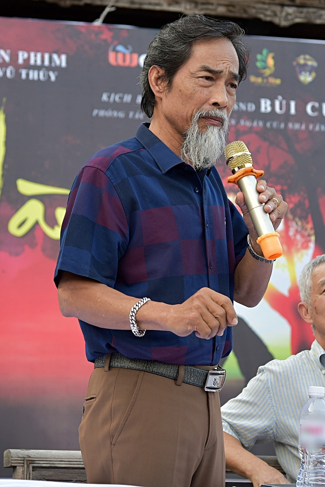 Với mong muốn giải toả thắc mắc của mọi người về vai diễn Lão Hạc, nghệ sĩ Viết Liên cho biết: “Nhiều người hỏi tôi có áp lực không? Có sợ người ta nói mình không hợp vai. Thành thật, tôi biết sẽ có sự so sánh. Bởi những người đảm trách vai Lão Hạc thế hệ trước đều là những tên tuổi lớn, có cả cố nhà văn Kim Lân. Riêng tôi, ở thế hệ sau, tôi thừa nhận đó là thách thức lớn”.