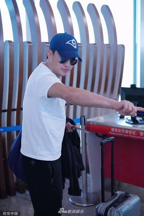 Ngo Kinh gay soc chi thang mat, duoi phong vien khi bi chup anh