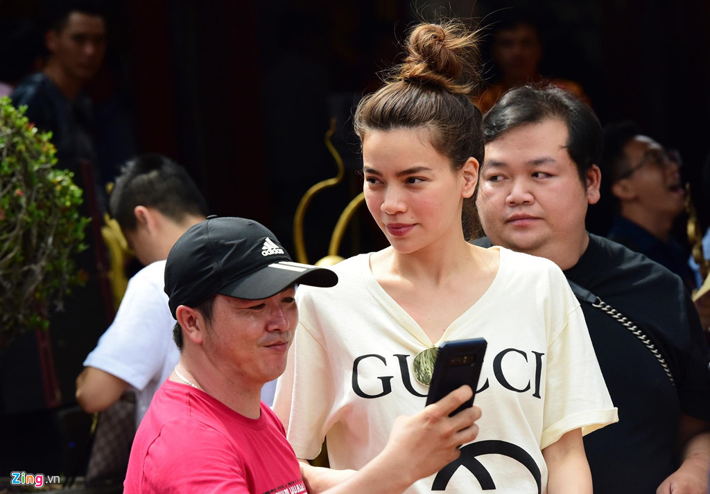 Sau khi dâng hương lên Tổ nghiệp tại nhà thờ Tâm linh Việt, nữ ca sĩ nhanh chóng rời khỏi buổi lễ. Nhiều năm nay, vào ngày giỗ Tổ Sân khấu, Hồ Ngọc Hà đều dành thời gian tới nhà thờ Tổ của Hoài Linh để thắp hương, bày tỏ lòng thành kính.