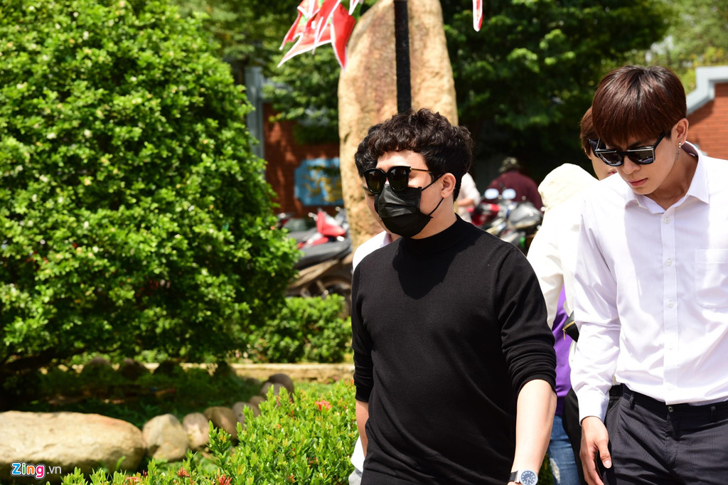 Sự xuất hiện của Trấn Thành ngay lập tức thu hút sự chú ý của người dân có mặt tại nhà thờ Tổ. Nhiều khán giả xin chụp ảnh với nam nghệ sĩ để bày tỏ lòng yêu mến.