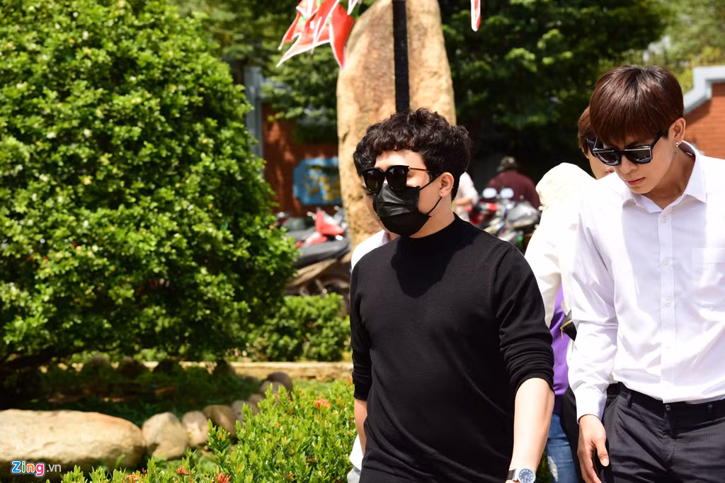 Sự xuất hiện của Trấn Thành ngay lập tức thu hút sự chú ý của người dân có mặt tại nhà thờ Tổ. Nhiều khán giả xin chụp ảnh với nam nghệ sĩ để bày tỏ lòng yêu mến.