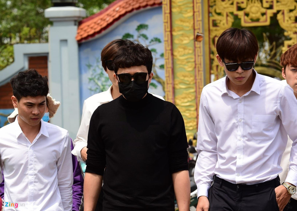 Chiều ngày 10/9, MC Trấn Thành đã đến nhà thờ Tâm linh Việt (TP.HCM) để dâng hương ngày giỗ Tổ nghề. Nam diễn viên hài diện bộ đồ tối màu, đeo khẩu trang kín mặt.