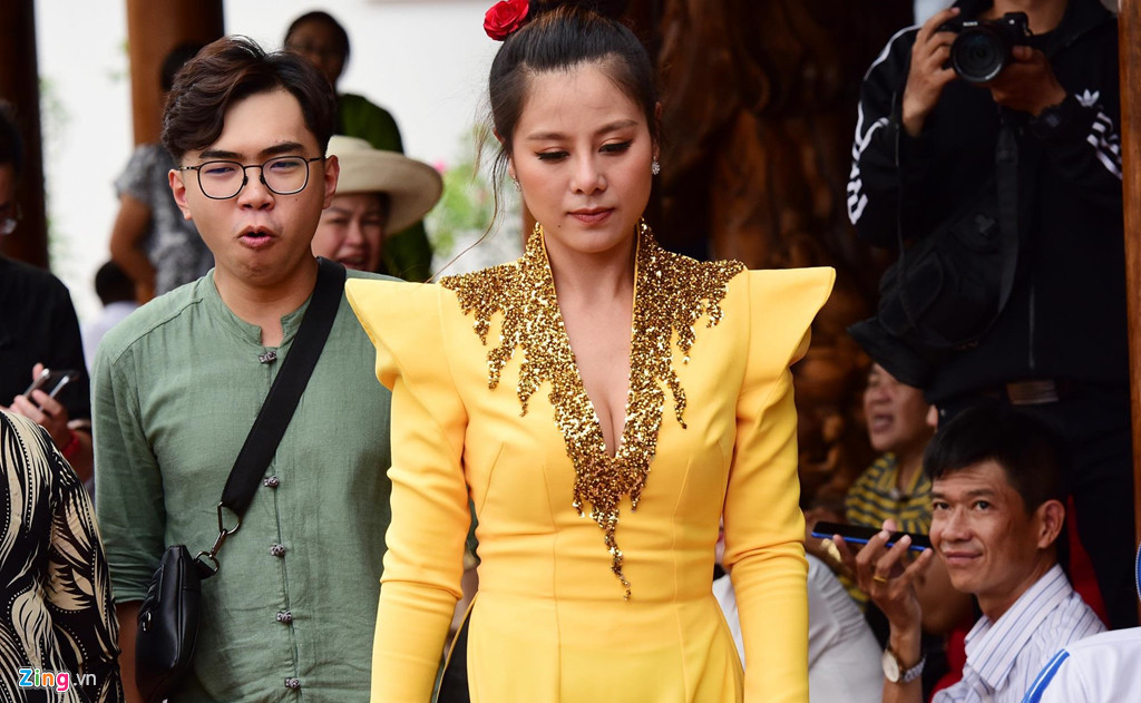 "Kiều nữ làng hài" Nam Thư đã giúp đỡ nghệ sĩ Hoài Linh trong việc chuẩn bị cho ngày giỗ Tổ. Sáng nay, cô góp mặt trong đoàn rước kiệu và làm lễ cúng của buổi lễ.