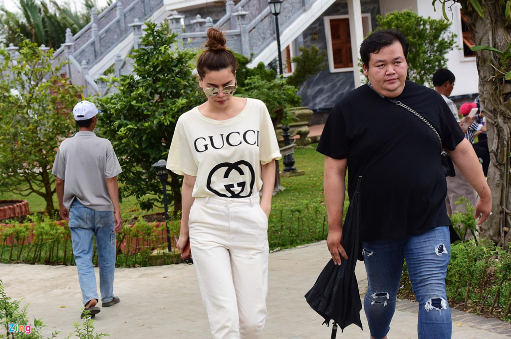 Khoảng 13h, ca sĩ Hồ Ngọc Hà có mặt tại nhà thờ Tổ của nghệ sĩ Hoài Linh. Giọng ca Love Songs diện bộ đồ trắng. Cô trang điểm tự nhiên, tóc búi cao, đi dép bệt giản dị.