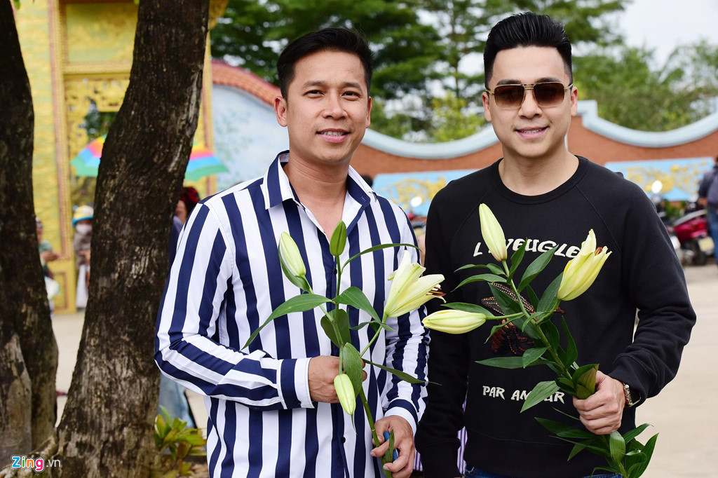 Hai thành viên của nhóm The Men có mặt từ sớm để dâng hương lên Tổ nghiệp. Vào dịp 12/8 (âm lịch) hàng năm, nghệ sĩ Việt lại rộn ràng chuẩn bị cho lễ giỗ Tổ nghề sân khấu. Với họ, đây là dịp thể hiện lòng tôn kính, biết ơn với Tổ.