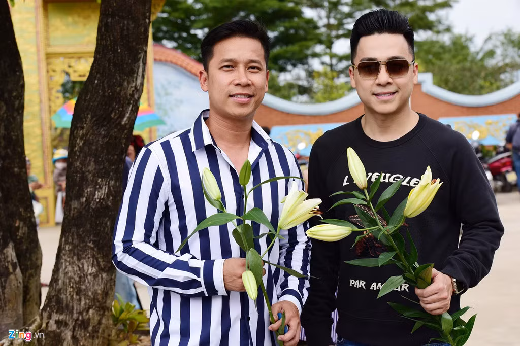 Hai thành viên của nhóm The Men có mặt từ sớm để dâng hương lên Tổ nghiệp. Vào dịp 12/8 (âm lịch) hàng năm, nghệ sĩ Việt lại rộn ràng chuẩn bị cho lễ giỗ Tổ nghề sân khấu. Với họ, đây là dịp thể hiện lòng tôn kính, biết ơn với Tổ.