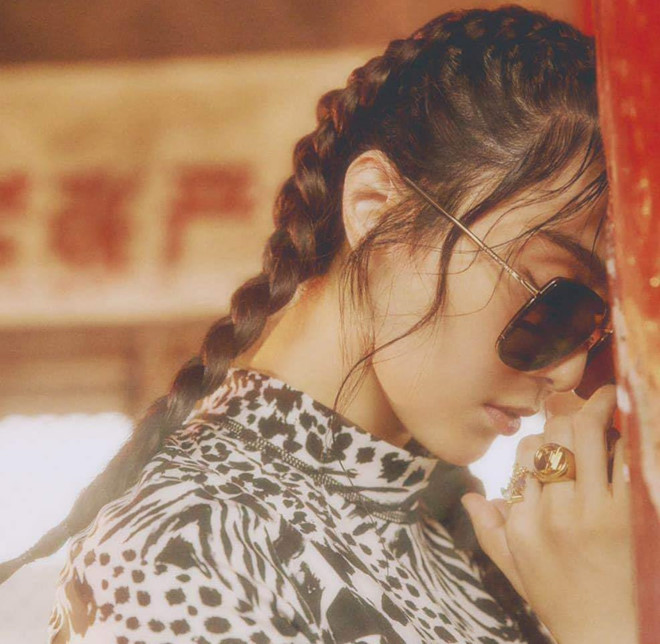 Trong khi đó, bộ phim Thắng thiên hạ do cô đóng chính và bỏ tiền đầu tư vẫn chưa có khả năng được chiếu. Nữ diễn viên cũng rút hết cổ phần trong công ty điện ảnh Đường Đức, đơn vị sản xuất bộ phim.