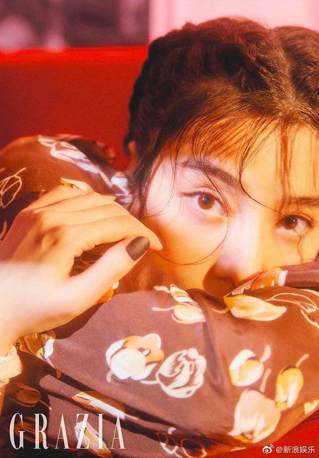 Trong bộ ảnh, "nữ hoàng thảm đỏ" của Trung Quốc tết tóc trẻ trung, mặc trang phục trong bộ sưu tập mới nhất của thương hiệu Louis Vuitton, nhãn hàng mà cô làm gương mặt đại diện. Trước đó, có thông tin Phạm Băng Băng bị các thương hiệu sa thải vì dính scandal nặng nề. Nhưng các nhãn hàng như Louis Vuitton, Gentle Monster vẫn hợp tác cùng cô.