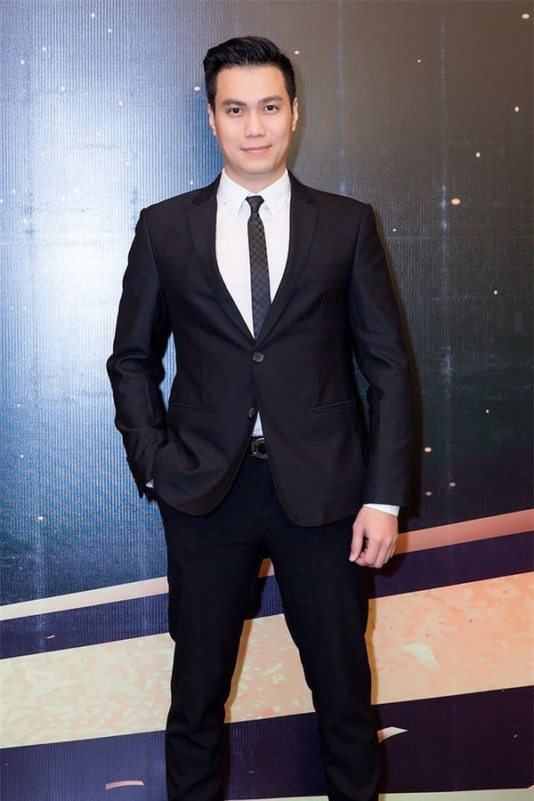 Trong lúc chờ 'đủ' 3 tháng như lời Quế Vân nói để chiêm ngưỡng vẻ đẹp 'tự nhiên' và hoàn hảo của Việt Anh sau phẫu thuật thẩm mỹ thì có lẽ người hâm mộ nam diễn viên vẫn nên xem lại những bức ảnh cũ để thấy một Việt Anh thật điển trai và nam tính.