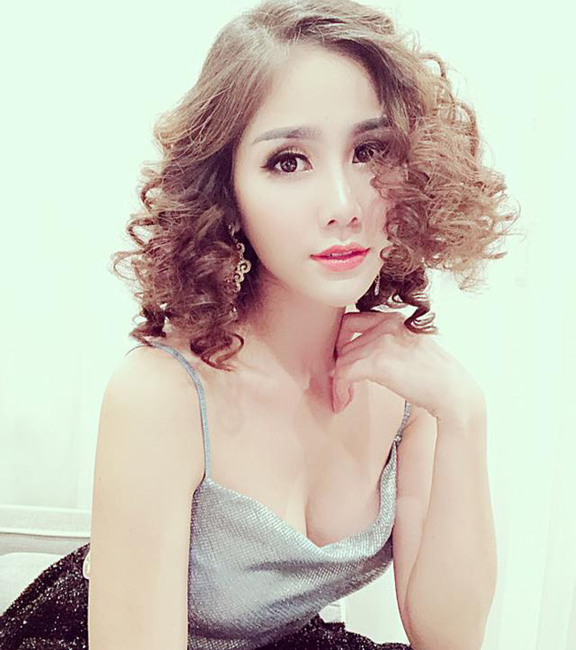 Hoàng Hạnh thừa nhận hơn 2 năm cô được bạn trai giúp đỡ vốn để kinh doanh riêng về lĩnh vực làm đẹp. Ngoài ra, cô còn kinh doanh bất động sản nên có thêm thu nhập lo cho bản thân và giúp đỡ gia đình.