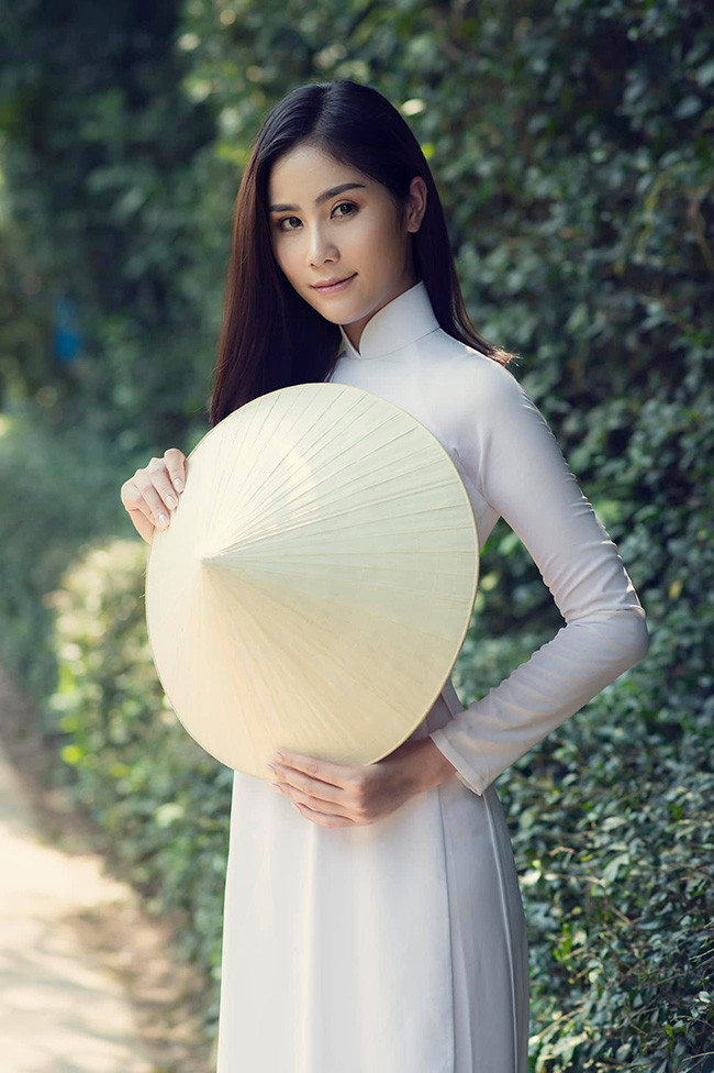 Ngoài các bộ ảnh bikini nóng bỏng, thỉnh thoảng Hoàng Hạnh khoe sắc dịu dàng với áo dài thướt tha.