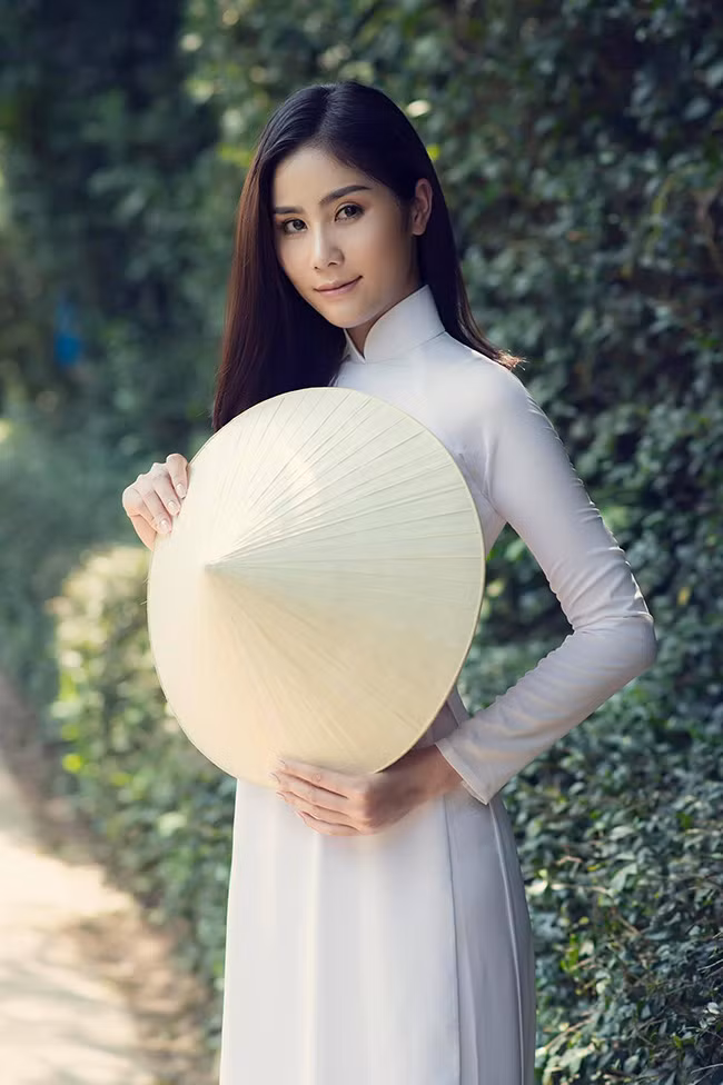 Ngoài các bộ ảnh bikini nóng bỏng, thỉnh thoảng Hoàng Hạnh khoe sắc dịu dàng với áo dài thướt tha.