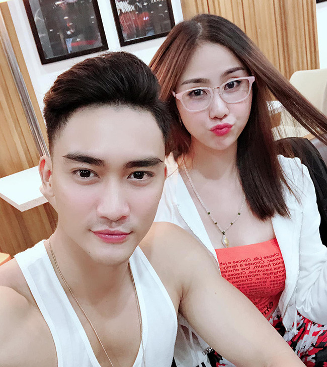 Thời gian gần đây Hoàng Hạnh khá thân thiết với người mẫu điển trai Lương Gia Huy. Nhiều fan còn "đưa đẩy" muốn cả hai trở thành một cặp vì quá đẹp đôi. Song Hoàng Hạnh tiết lộ hiện cô chưa nghĩ đến chuyện tình cảm, mà muốn dành hết thời gian cho nghệ thuật.