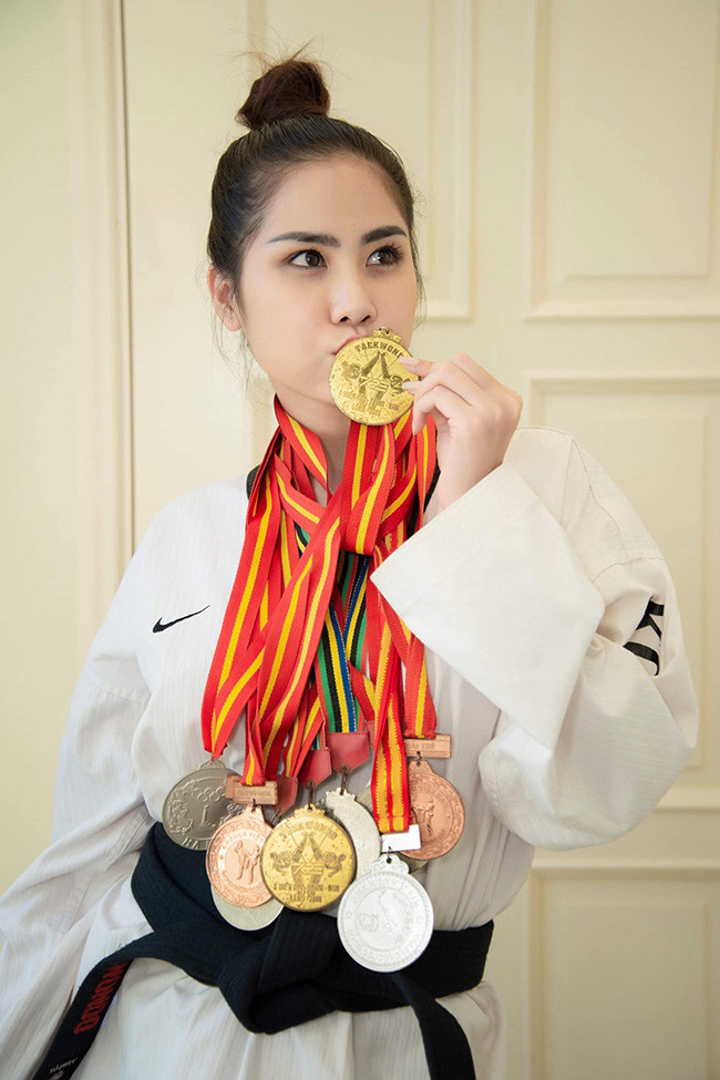Trước đó, Hoàng Hạnh khoe 10 huy chương trong sự nghiệp thi đấu võ thuật. Cô học võ Taekwondo từ năm lớp 8, đã lên cấp đai đen 2 đẳng, tham gia thi đấu nhiều giải uy tín như Giải trẻ, giải Ba miền, Giải quốc gia...
