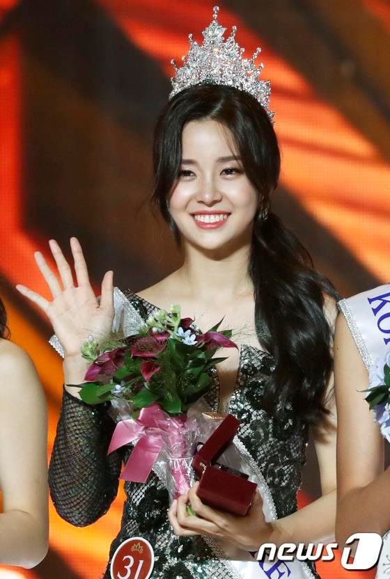 Hoa hau Han Quoc vua dang quang bi tay chay vi cha dinh an tu