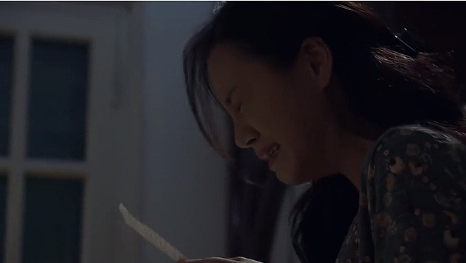 Nhiều khán giả cho rằng tình tiết này bị đẩy lên hơi quá vì ông Sơn có thể trao đổi với các con chứ không cần viết thư tay có vẻ bí ẩn như vậy. Hơn nữa, phản ứng của ba chị em khi bố bỏ đi cũng bị cho là hơi bị bi kịch hóa.