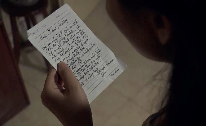 Việc bố bỏ nhà ra đi khiến ba chị em Huệ, Thư, Dương hoảng loạn và khóc lóc thảm thiết. Tình huống này gây tranh cãi gay gắt trên fanpage “Về nhà đi con”.