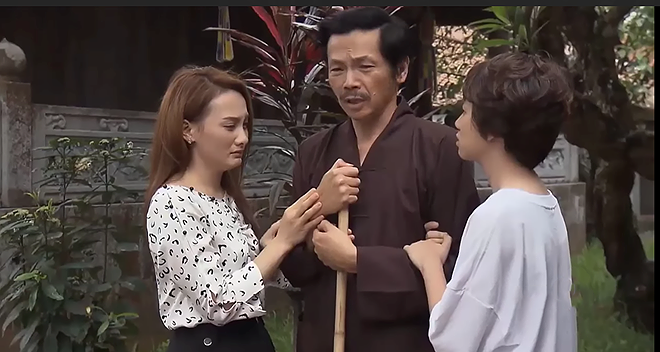 Tập 83 phim “Về nhà đi con” lên sóng tối 8/8 gây tranh cãi vì chi tiết ông Sơn (NSƯT Trung Anh) bỏ nhà lên chùa tham gia khóa tu tĩnh tâm. Không nói chuyện rõ ràng với các con, ông Sơn chỉ để lại lá thư với lời nhắn: "Bố muốn đi xa một thời gian để thư thả suy nghĩ, các con đừng tìm bố nhé! Bố không sao!".