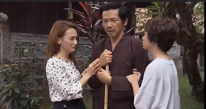 Tập 83 phim “Về nhà đi con” lên sóng tối 8/8 gây tranh cãi vì chi tiết ông Sơn (NSƯT Trung Anh) bỏ nhà lên chùa tham gia khóa tu tĩnh tâm. Không nói chuyện rõ ràng với các con, ông Sơn chỉ để lại lá thư với lời nhắn: "Bố muốn đi xa một thời gian để thư thả suy nghĩ, các con đừng tìm bố nhé! Bố không sao!".