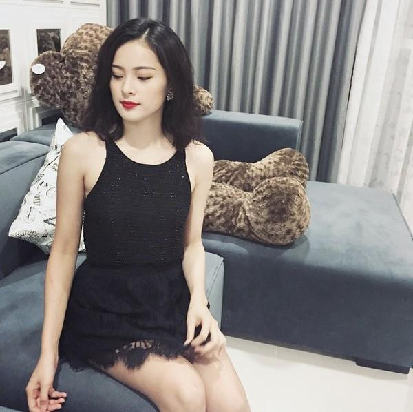 Sau phim Tấm Cám: Chuyện chưa kể, Hạ Vi từng được kỳ vọng sẽ trở thành ngôi sao mới của màn ảnh Việt. Tuy nhiên, nữ diễn viên sinh năm 1993 ngày càng mờ nhạt. Hơn một năm qua, cô gần như không có vai diễn mới, chỉ đóng MV. Hạ Vi cũng không thường chia sẻ hình ảnh và thông tin mới trên trang cá nhân. Sau 3 năm, khán giả chỉ nhớ đến Hạ Vi với vai trò "bạn gái cũ của Cường Đô La".