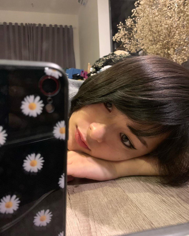 Hôm 2/5, Hạ Vi thừa nhận trang cá nhân ít tương tác và không nhận được nhiều lượt quan tâm như các nghệ sĩ khác. “Hôm qua, đứa bạn chơi chung hỏi người nổi tiếng gì mà Facebook có mấy chục like, chả ai comment. Sao bây giờ? Trả lời như thế nào cho thông minh”, cô viết. Chia sẻ này của cô chỉ có khoảng 26 lượt thích và 6 bình luận.