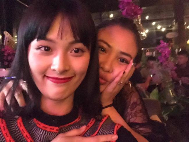 Thời gian qua, nhan sắc của Hạ Vi luôn gây tranh cãi. Nhiều cư dân mạng cho rằng Hạ Vi ngày càng gầy gò, xuống sắc. Cô không còn vẻ đẹp "vạn người mê" như ngày gây chú ý nhờ Tấm Cám: Chuyện chưa kể.