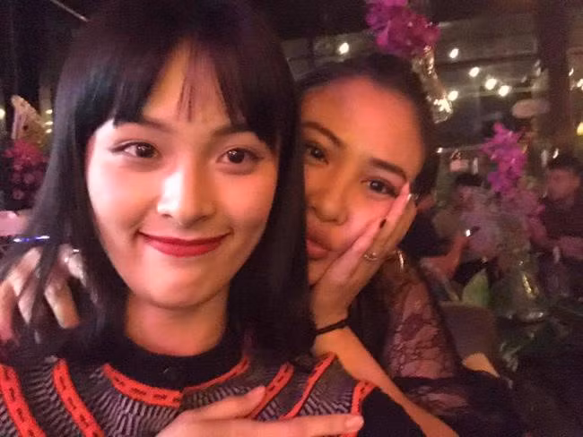 Thời gian qua, nhan sắc của Hạ Vi luôn gây tranh cãi. Nhiều cư dân mạng cho rằng Hạ Vi ngày càng gầy gò, xuống sắc. Cô không còn vẻ đẹp "vạn người mê" như ngày gây chú ý nhờ Tấm Cám: Chuyện chưa kể.