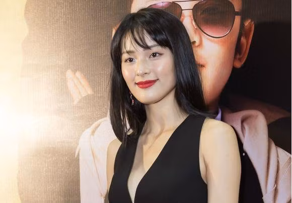 Cường Đô La và Hạ Vi bên nhau ngay sau khi cô gây chú ý nhờ Tấm Cám: Chuyện chưa kể. Họ chia tay năm 2017. Trong gần hai năm bên nhau, Hạ Vi và Cường Đô La nhiều lần vướng tin đồn đổ vỡ tình cảm. Thỉnh thoảng, họ lại hủy kết bạn và ngừng theo dõi nhau trên trang cá nhân.