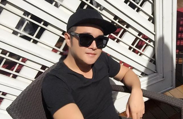 Sinh năm 1980, Minh Quân có nền tảng âm nhạc từ khi còn rất nhỏ. 5 tuổi, anh tham gia ca hát ở Cung Thiếu nhi Hà Nội. Nam ca sĩ có album đầu tay vào năm 2001 mang tên Bước phiêu bồng.