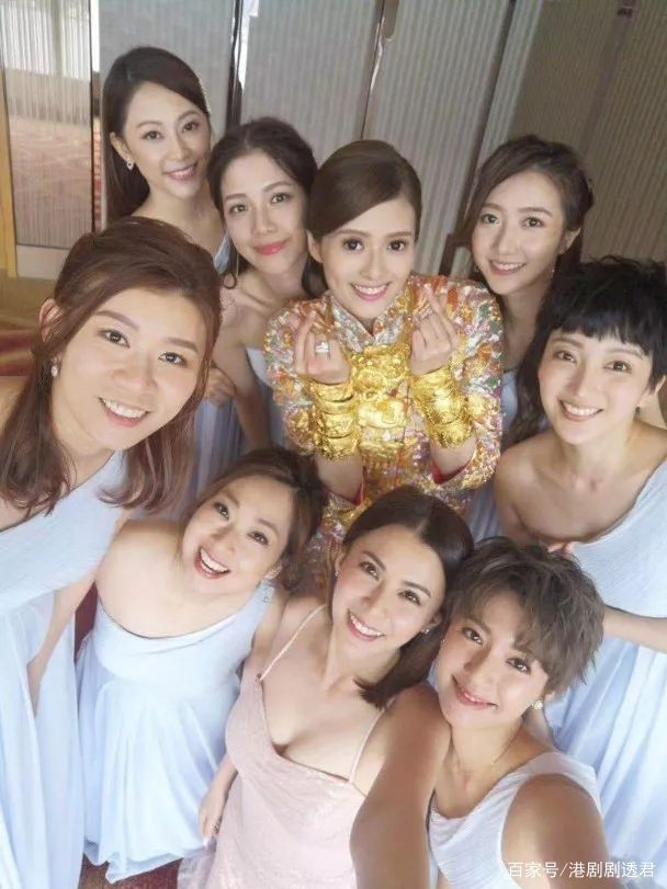 Cô dâu xinh đẹp được tặng bộ vòng tay vàng long phụng 12 chiếc, và vòng cổ treo hình những chú lợn chế tác tinh xảo. Tất cả đều bằng vàng ròng.