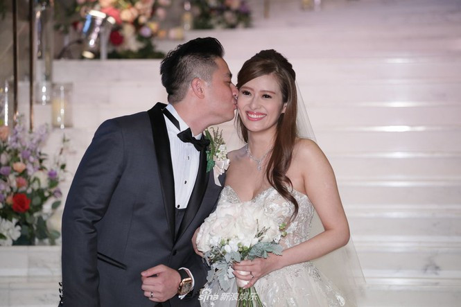 Chồng cô là Alexander Fung, một doanh nhân thành đạt, không thuộc giới giải trí. Hai người hẹn hò nhiều năm trước khi chính thức thành vợ thành chồng.