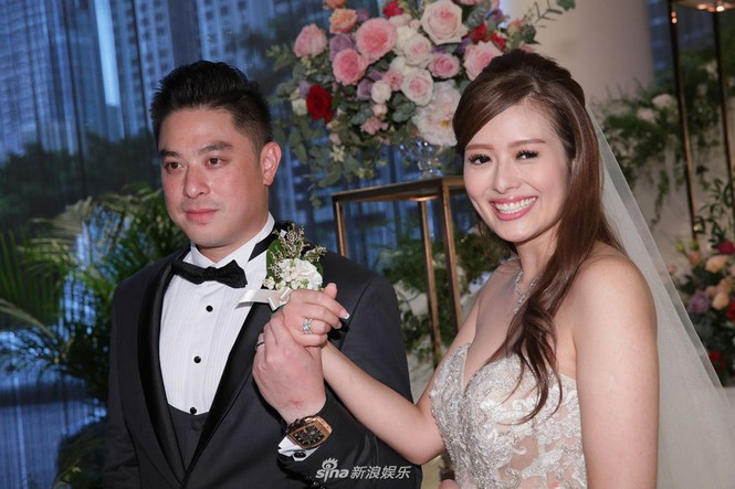 Á hậu Hứa Diệp Ni cười hạnh phúc cùng chồng khoe nhẫn cưới kim cương "khủng". Chia sẻ với giới truyền thông, nữ diễn viên cho biết sẽ dừng đóng phim để có nhiều thời gian chăm sóc cho gia đình. Cặp đôi dự kiến đi hưởng tuần trăng mật vào tháng 11, trùng với tháng sinh của Hứa Diệc Ni.