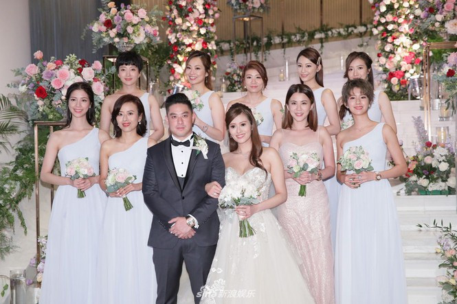 Tối cùng ngày, tiệc cưới phong cách phương Tây diễn ra tại khách sạn hạng sang Intercontinental Hong Kong. Dàn phù dâu xinh đẹp đều là những gương mặt quen thuộc của TVB.