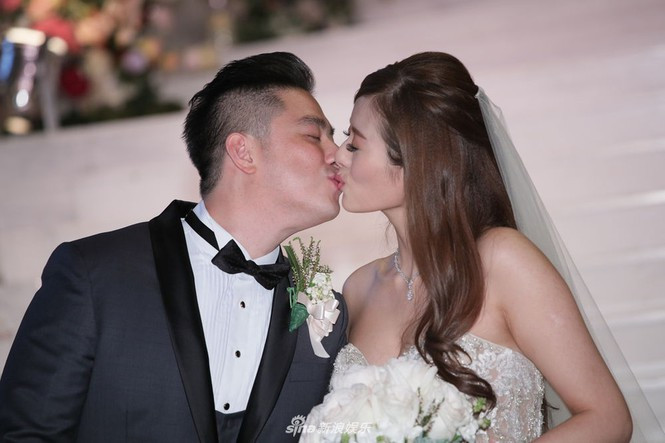 Khoảnh khắc cô dâu, chú rể trao nhau nụ hôn ngọt ngào trước sự chứng kiến của đông đảo người thân, bạn bè và quan khách. Đám cưới có tổng số khoảng 40 bàn tiệc, với 400 người tham gia.