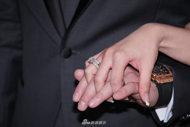 Nhiều người tò mò về giá trị chiếc nhẫn cưới, nhưng chú rể chỉ trả lời, kim cương là biểu tượng cho tình yêu vĩnh cửu.