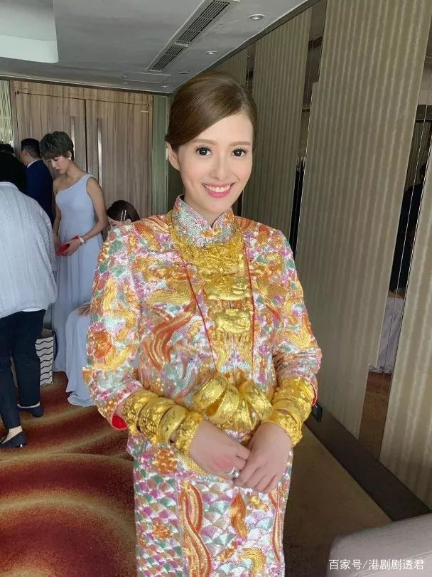 Đám cưới của Á hậu Hong Kong Hứa Diệp Ni và doanh nhân Alexander Fung diễn ra vào ngày 3/9 (giờ địa phương) tại quê nhà Hong Kong. Buổi sáng, lễ rước dâu được tổ chức theo nghi thức truyền thống. Cô dâu mặc giá y (áo cưới kiểu truyền thống) màu sắc tươi sáng, được thêu chỉ nổi kỳ công.