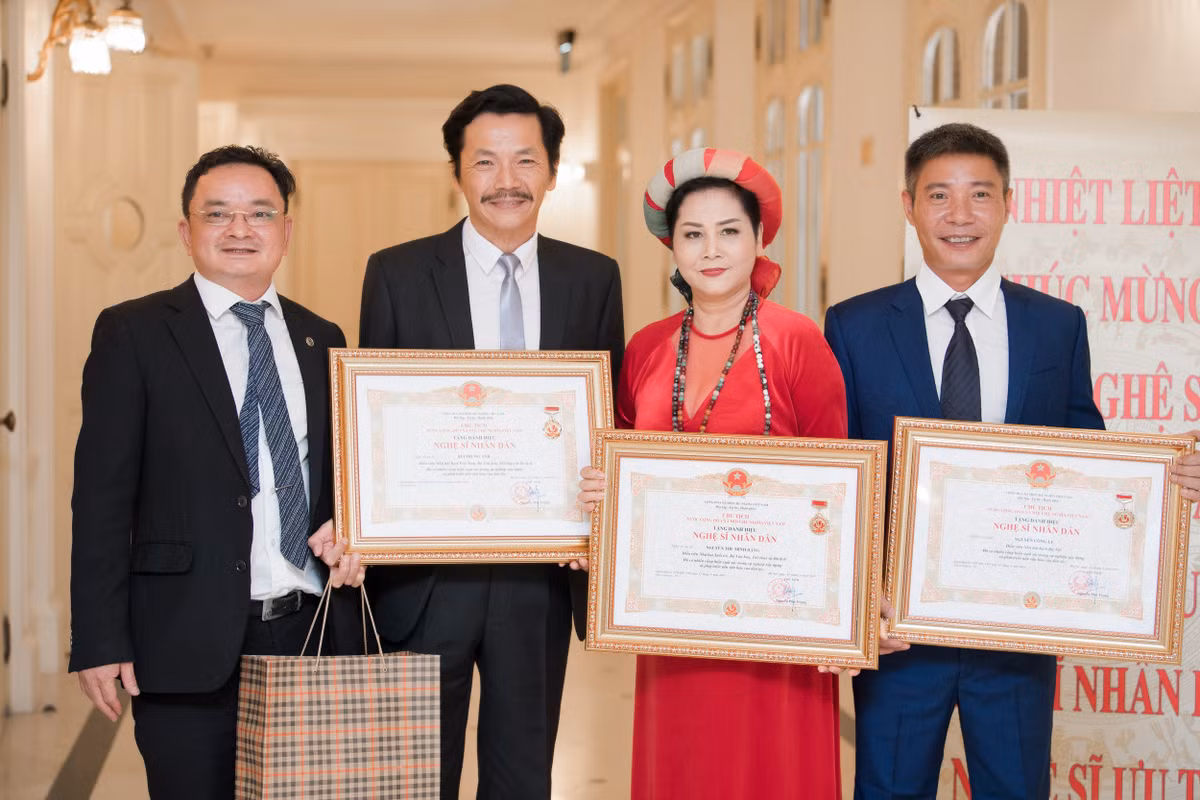 MC Thao Van gui hoa, ban gai nghen ngao khi Cong Ly duoc trao tang NSND-Hinh-4