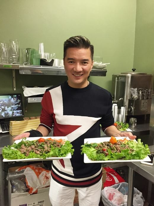 Bên cạnh đó, dù luôn tất bật trong guồng quay của công việc "cầm ca" nhưng Đàm Vĩnh Hưng vẫn luôn tranh thủ thời gian để thư giãn cùng bạn bè, gia đình. Một trong những thú vui của nam ca sĩ mỗi khi rảnh rỗi là trổ tài nấu nướng.