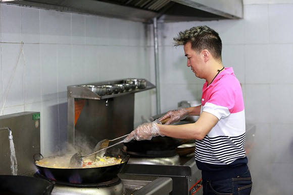 Anh luôn tự tay vào bếp nấu những món ăn yêu thích cho những người bạn của anh.