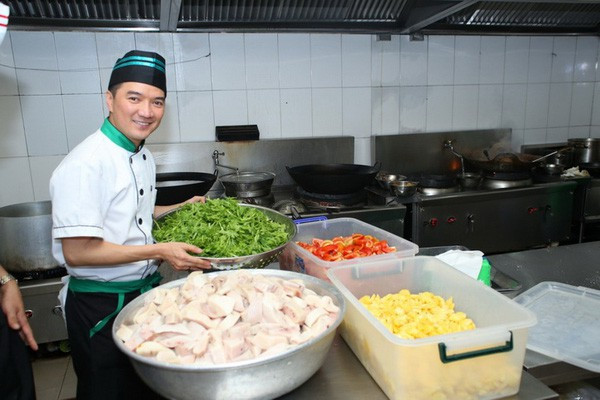 Ca sĩ Đàm Vĩnh Hưng không ngại đeo tạp dề, lăn xả nấu nướng để thể hiện tay nghề làm bếp không hề thua kém chị em.