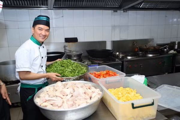 Ca sĩ Đàm Vĩnh Hưng không ngại đeo tạp dề, lăn xả nấu nướng để thể hiện tay nghề làm bếp không hề thua kém chị em.